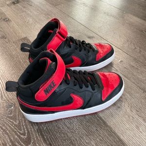 Nike Court Borough Mid 2 Black/University Red-White 6Y.